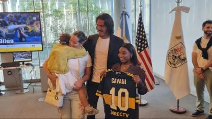 Cavani junto a Simone Biles