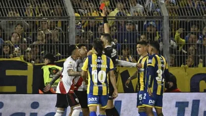 Yael Falcón Pérez mostrando la tarjeta roja a Juan Portillo Yael Falcón Pérez mostrando la tarjeta roja a Juan Portillo