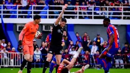 Nicolás Ramírez le muestra la tarjeta roja a Luciano Giménez Nicolás Ramírez le muestra la tarjeta roja a Luciano Giménez