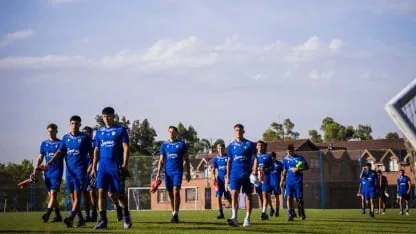 Una avioneta pasó por la práctica de Vélez y dejó un fuerte mensaje en la previa con Boca