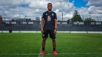 Final feliz tras varios meses: el nigeriano Nsumoh se sumó a Riestra