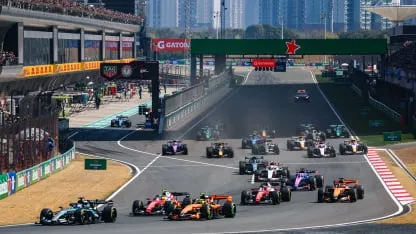 Russell se quedó en el inicio con la batalla ante las Ferrari y ganó el Sprint en China