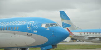 Aerolíneas Argentinas sube sueldos para evitar paros en el Mundial
