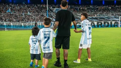 Duván Vergara en la cancha de Racing con sus hijos