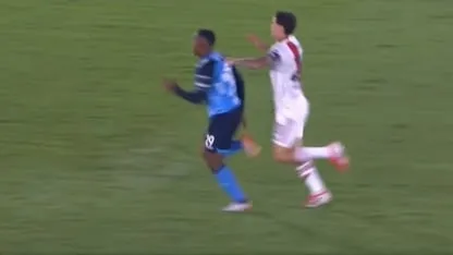 Del offside a la expulsión: la insólita roja de Martínez Quarta