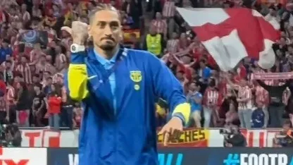 La noche de furia de Raphinha: gestos a los hinchas de Atlético de Madrid y "este partido fue un robo"