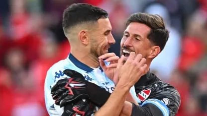 "Casi le come la boca": la reacción de los jugadores de Independiente al abrazo de Rey a Maravilla