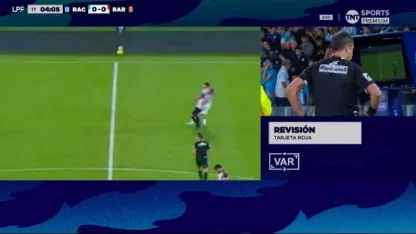 Codazo al minuto de juego, VAR y roja: la expulsión de Toto Fernández