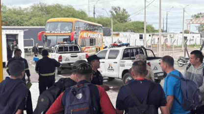 Alcohol, drogas y bengalas: se le impidió el acceso a Paraguay a 25 barras de San Lorenzo Alcohol, drogas y bengalas: se le impidió el acceso a Paraguay a 25 barras de San Lorenzo