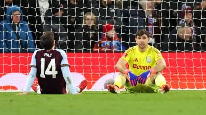 No fue la noche de Dibu: entró de emergencia, recibió tres goles y Aston Villa quedó eliminado No fue la noche de Dibu: entró de emergencia, recibió tres goles y Aston Villa quedó eliminado