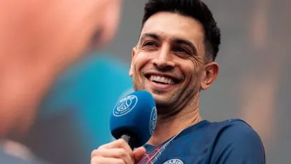 Javier Pastore, ex PSG, está en el Puskas Arena para alentar al equipo parisino