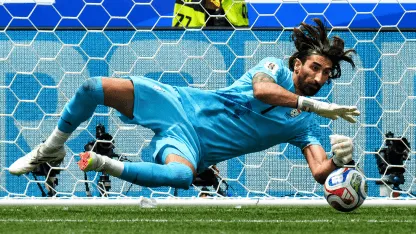 Le atajó un penal a CR7, durmió en la calle y es la figura de Irán en el Mundial