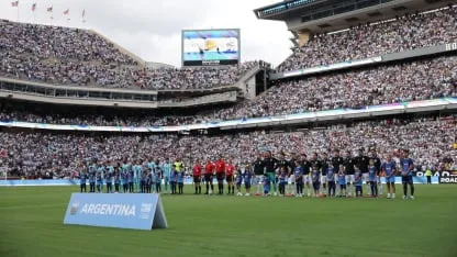 Insólito: Los Palmeras en vez del himno, antes de Argentina vs. Honduras Insólito: Los Palmeras en vez del himno, antes de Argentina vs. Honduras