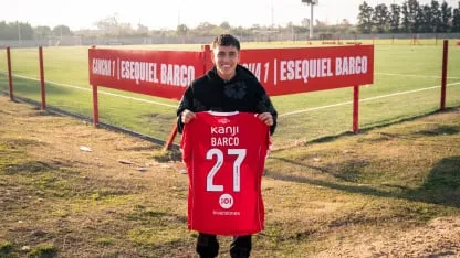 Barco visitó el predio del Rojo y posó con la camiseta: “Quiero jugar en Independiente”