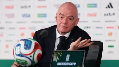 Infantino, tras el escándalo con Artan, el árbitro somalí: "No somos los reyes del mundo" Infantino, tras el escándalo con Artan, el árbitro somalí: "No somos los reyes del mundo"