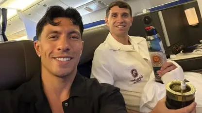 Con un vendaje, así está la mano del Dibu Martínez a 11 días del Mundial Con un vendaje, así está la mano del Dibu Martínez a 11 días del Mundial