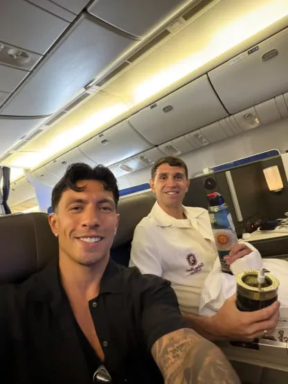 Lisandro Martínez y Dibu Martínez Lisandro Martínez y Dibu Martínez