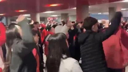 "Que se vayan todos" y "que vuelva Ramón": los hinchas, en llamas en el hall